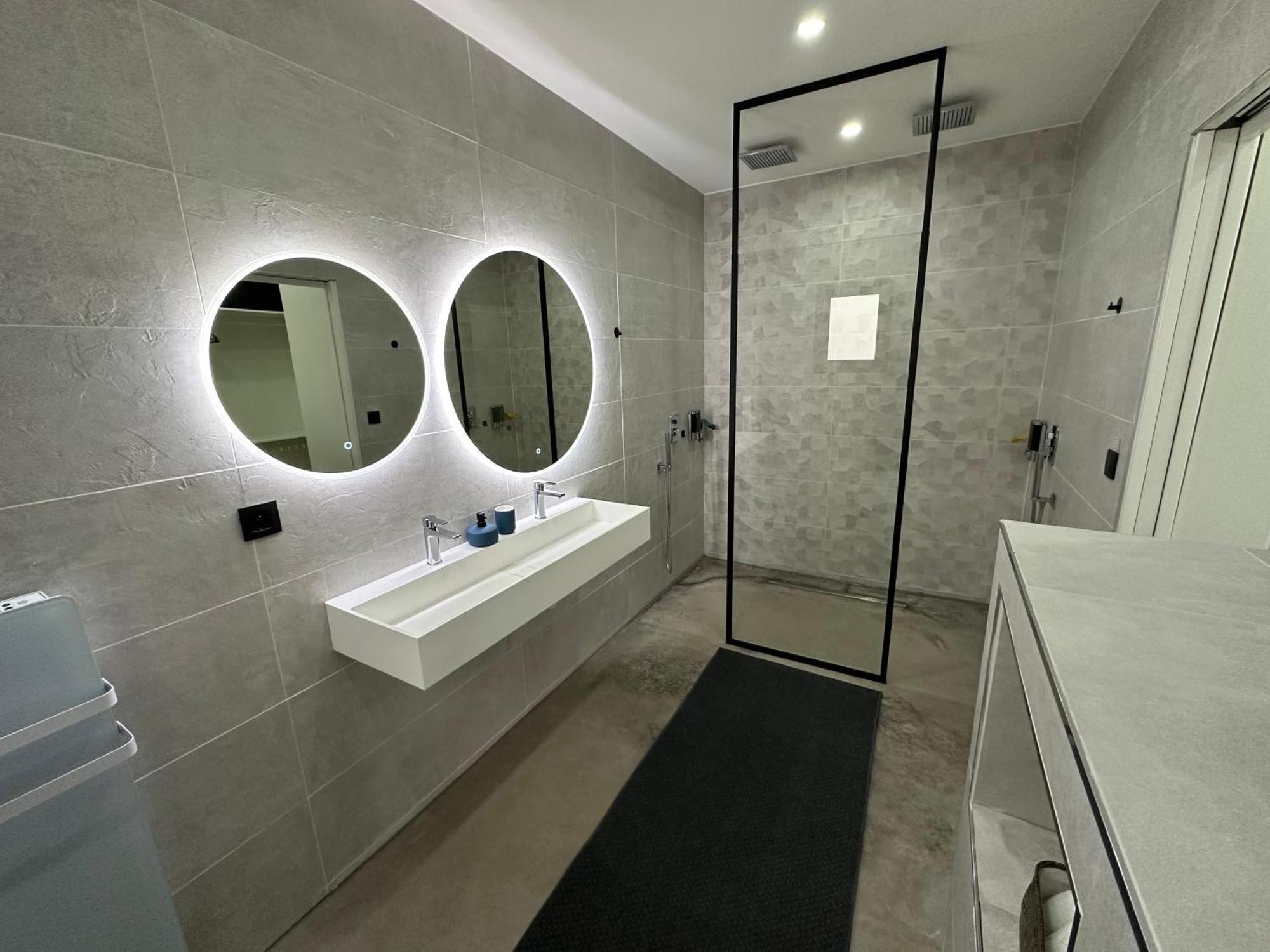 Noam Standing 220m2