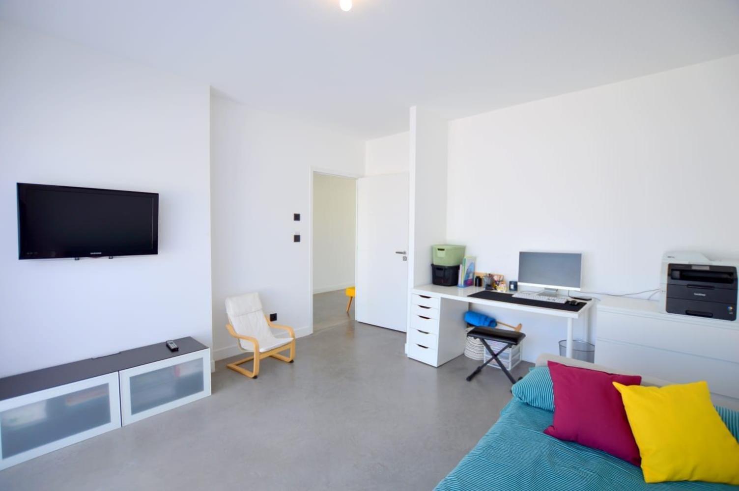 Noam Standing 220m2